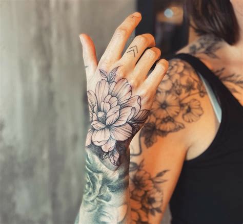 19 Women Amp 39 S Hand Tattoo Ideas To Inspire You
